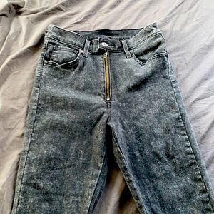 Stonewashed black high waisted skinny Levi’s